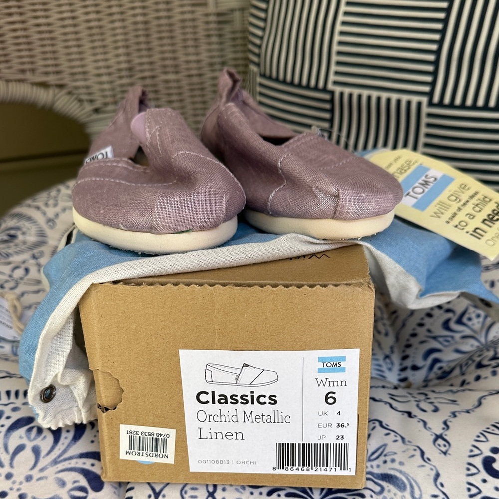TOMS NWT Orchid Metallic Linen Classics- Women’s size 6